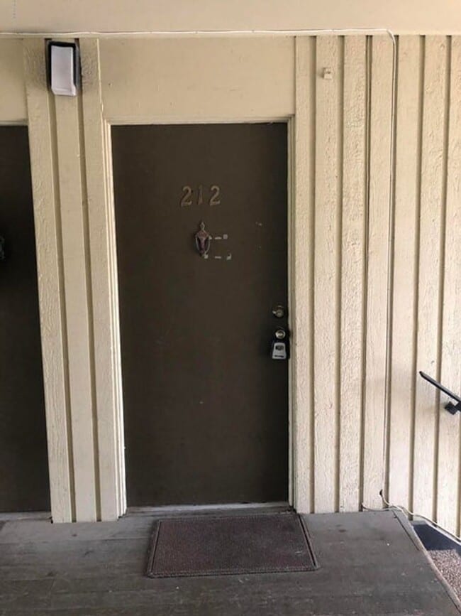 Building Photo - FOR RENT | 2 Bed, 2 Bath Upstairs  Apartment Unit