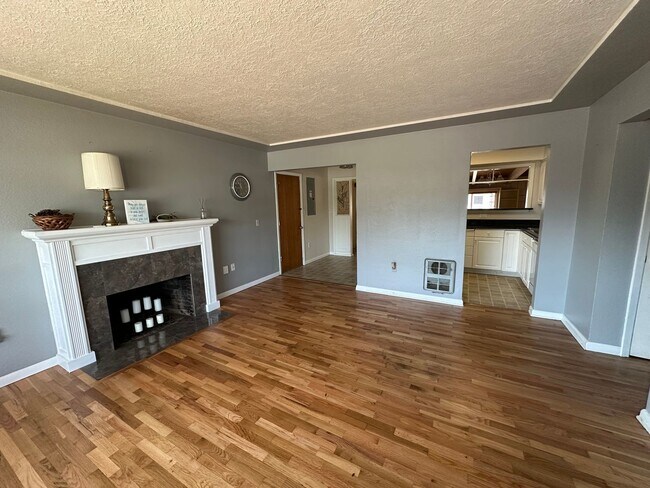 Foto del edificio - Very Clean 3 Bedroom 1 Bath Home With Cent...