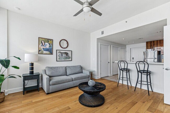 Building Photo - 925 Common St