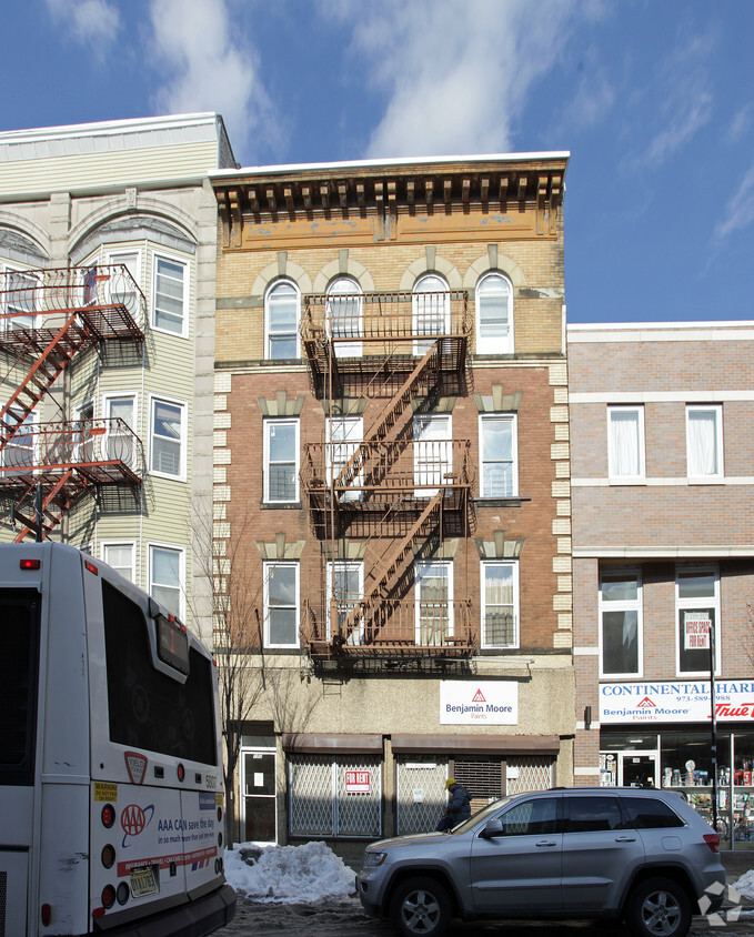 Building Photo - 190 Ferry St