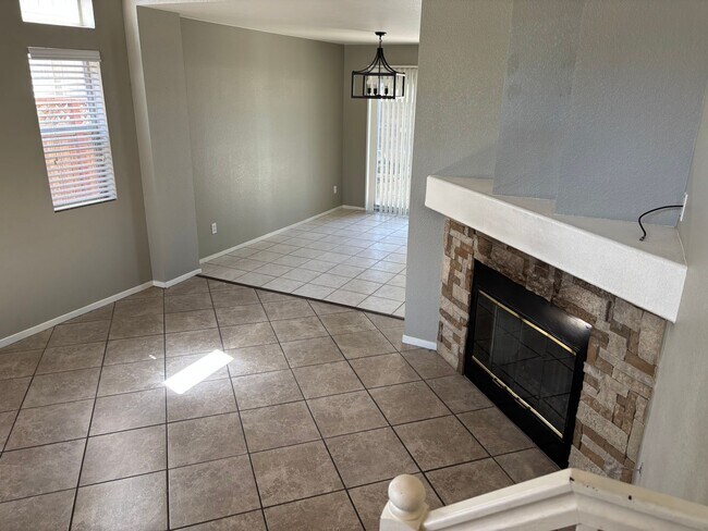 Building Photo - Lovely Home in the Laguna New Dimensions HOA