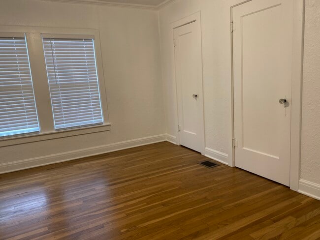 Foto del edificio - 433 Robert Dr