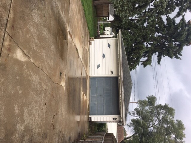 Garage - 1004 Bernard Ave