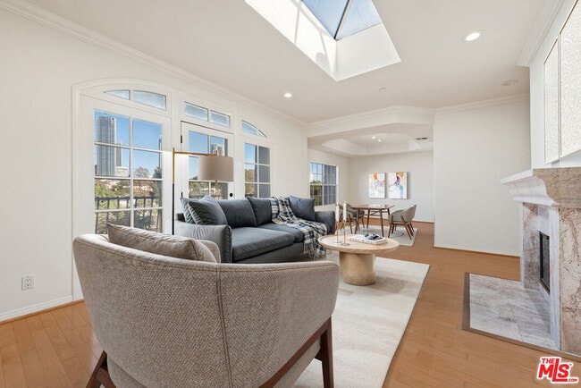 Building Photo - 2025 S Beverly Glen Blvd