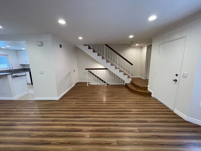 Open Entryway - 1583 W Jefferson Blvd
