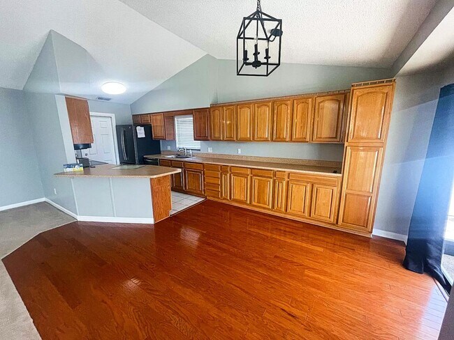 Building Photo - Gorgeous Spacious 3-Bedroom, 2-Bathroom Home