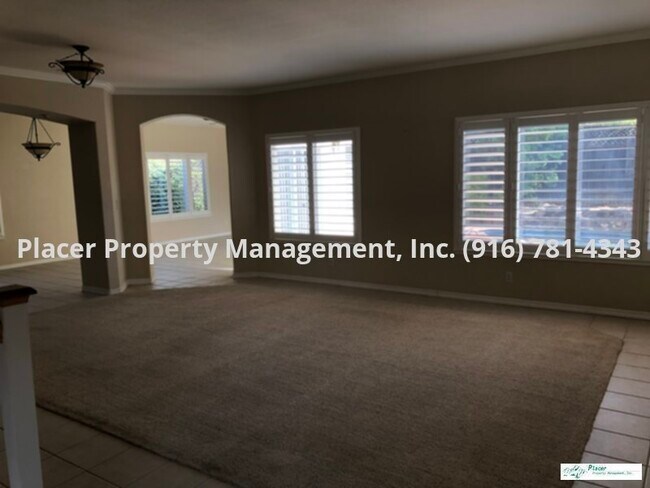 Building Photo - Beautiful Roseville Home with Pool, Master...