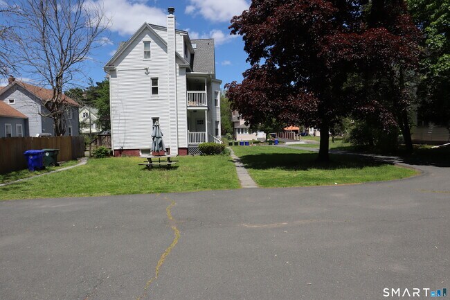 Foto del edificio - 61-63-63 Central Ave