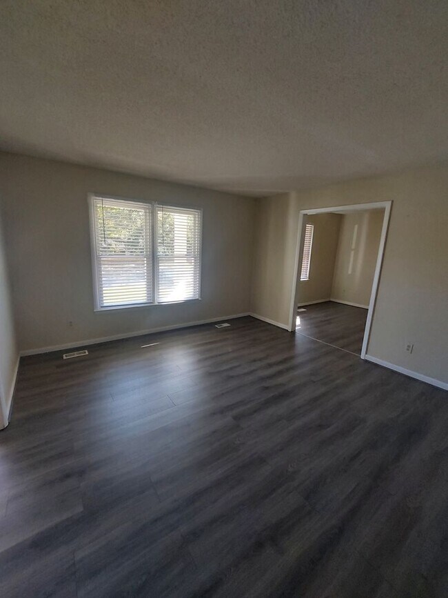 Building Photo - AARAN LAKES WEST