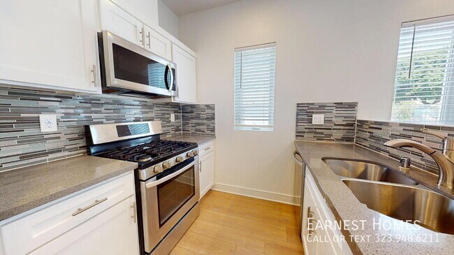 Foto del edificio - 147 1/2 Roselake Avenue-