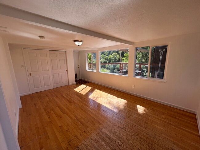 Building Photo - 14625 River Rd