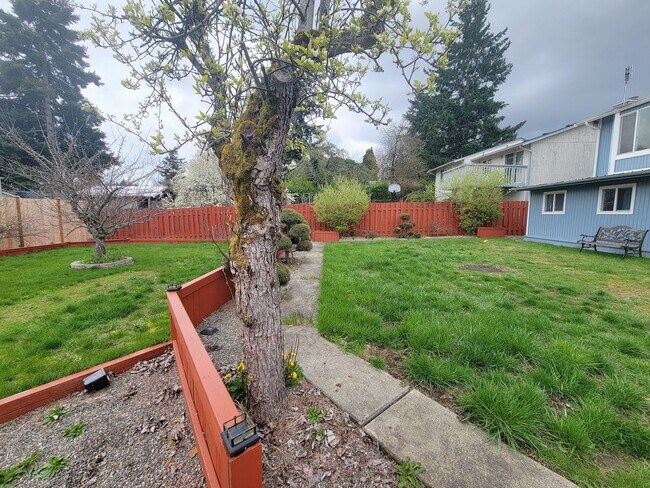Building Photo - Spacious 4 Bedroom Home in S.Tacoma, Available Now!