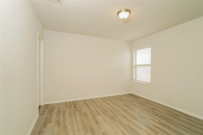 Building Photo - 17459 Linthorne St