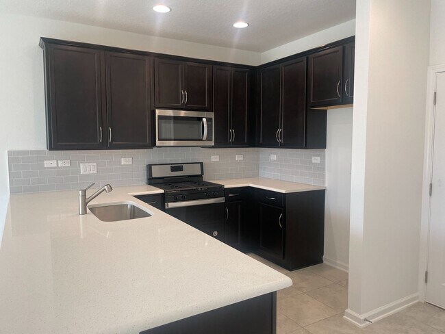 Building Photo - Luxury Townhome with Garage & Resort-Style Amenities in 32092