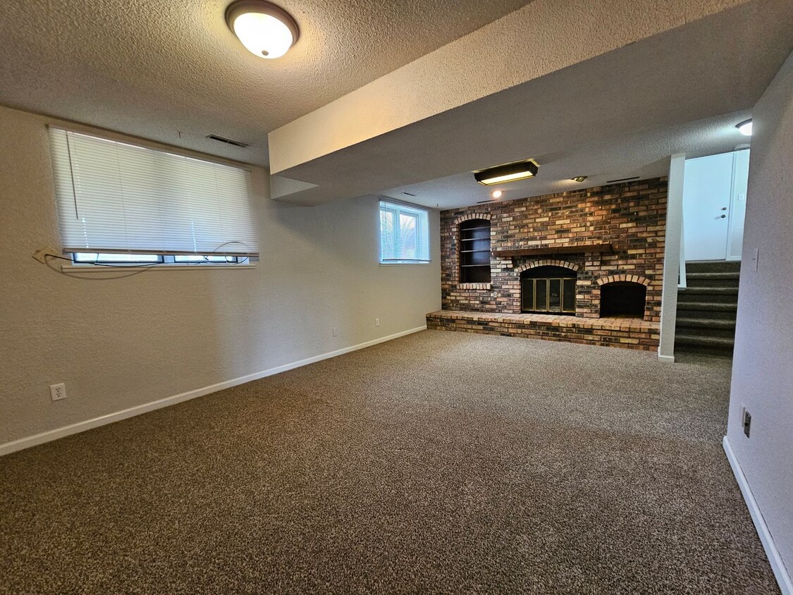 Primary Photo - NE 4 bedroom 3 bath home with attached gar...