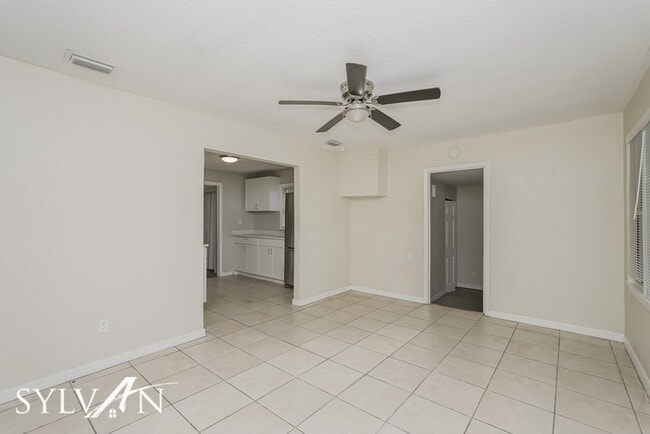 Building Photo - Experience the Lifestyle awaiting you!
