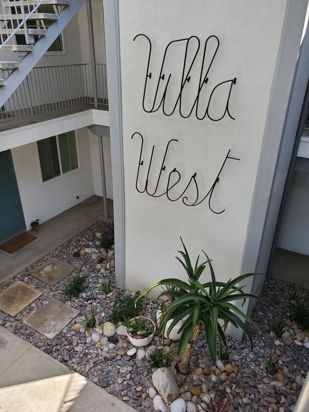Building Photo - Villa West Apartments