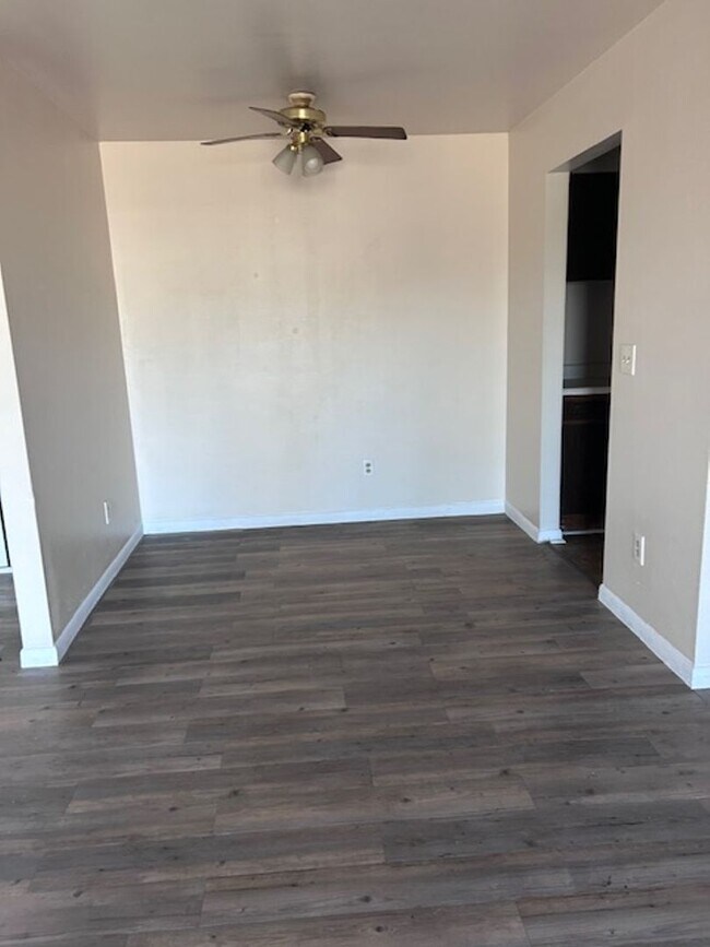 Building Photo - 2 Bedroom Apartment Avaialble!