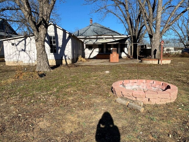 Building Photo - 209 W Hackberry St
