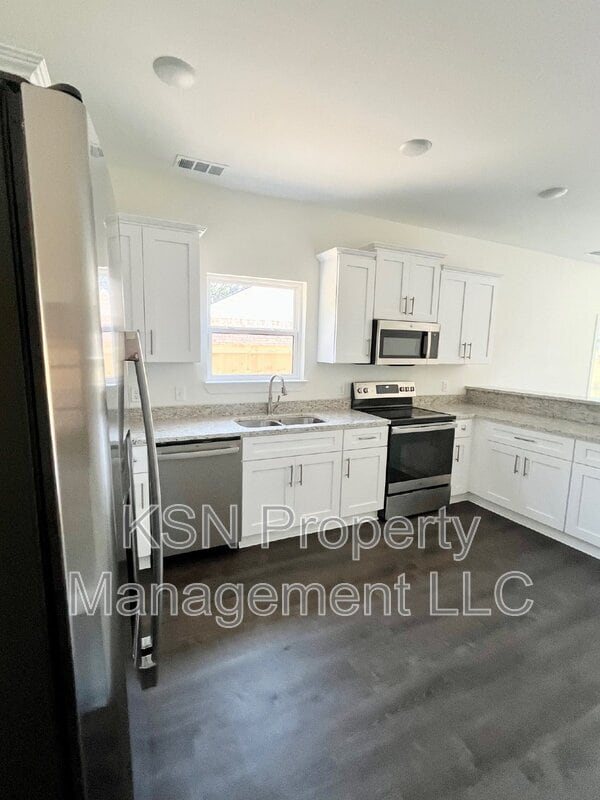 Building Photo - 2204 Iowa St
