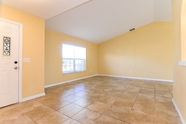 Foto del edificio - 7220 Bromley Dr