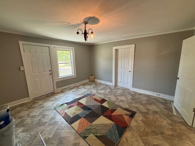 Foto del edificio - COMING SOON! Spacious 4-bedroom, 2-bathroom