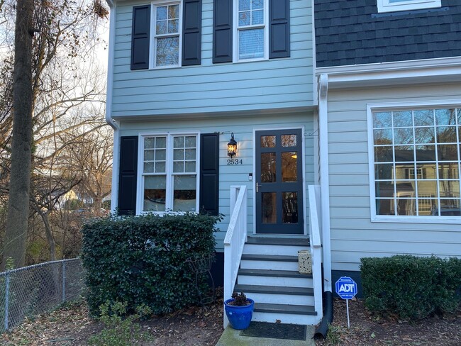 Foto del edificio - Immaculate end unit townhome in Raleigh's ...