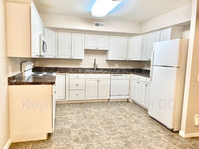 Building Photo - 17405 Pipers Way