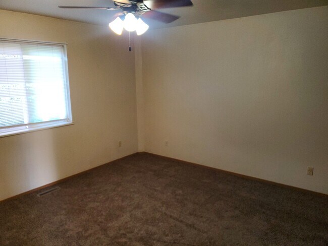 Building Photo - 1316 N Hume Ave