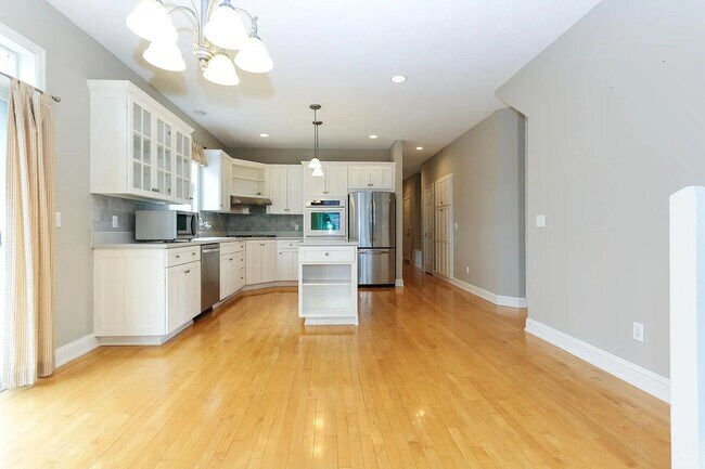 Building Photo - Rare 4 bed singe family super nice luxurio...