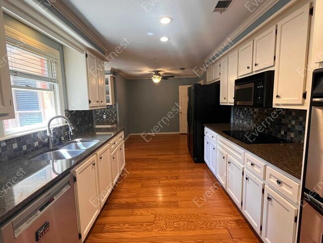Building Photo - 1507 Northlake Cir