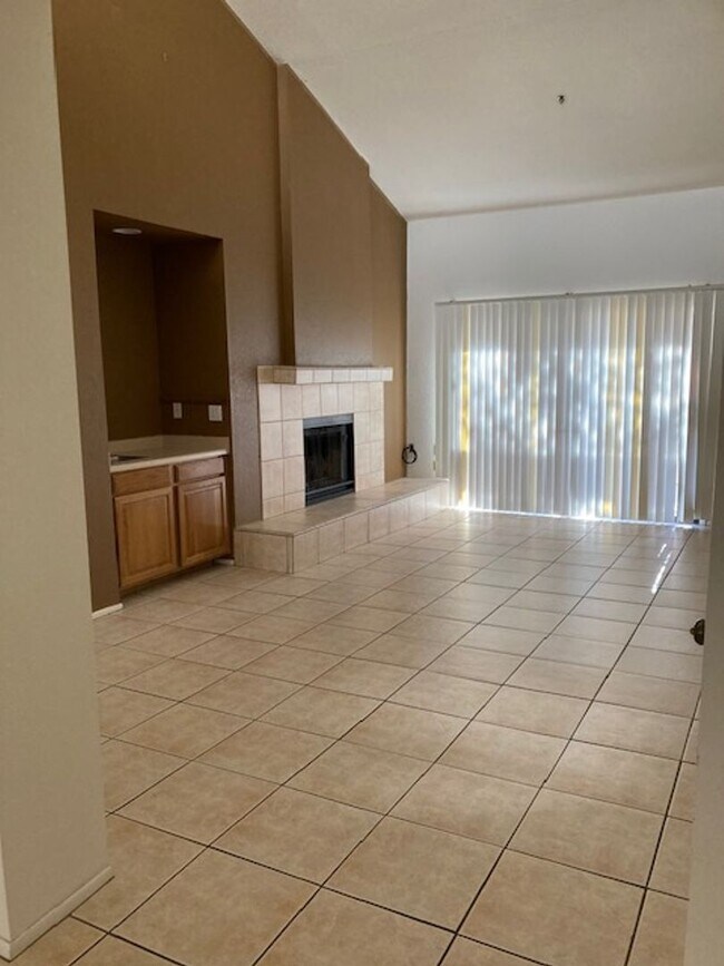 Foto del edificio - Large Condo located in Laughlin Bay!!