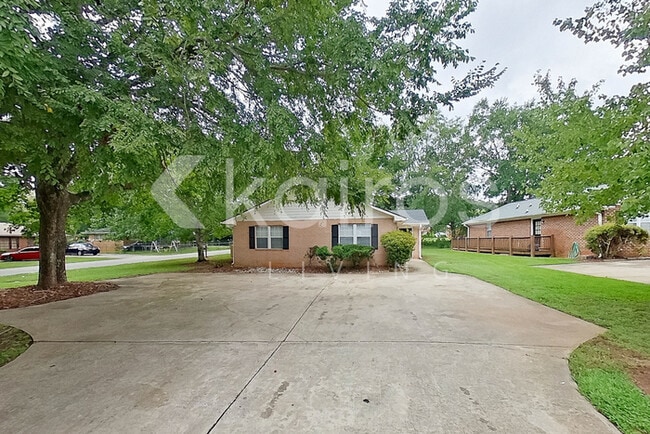 Building Photo - 305 Deer Park Dr