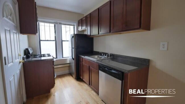 Foto del edificio - 0 bedroom in CHICAGO IL 60657
