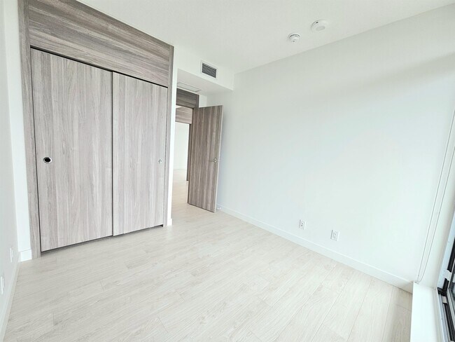 Photo du bâtiment - 4880 Lougheed Hwy.