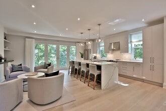 Building Photo - 33 Bloor St E