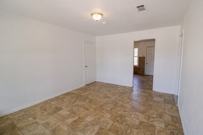 Foto del edificio - Charming 3-Bed Home in Lubbock 1/2 off first months rent