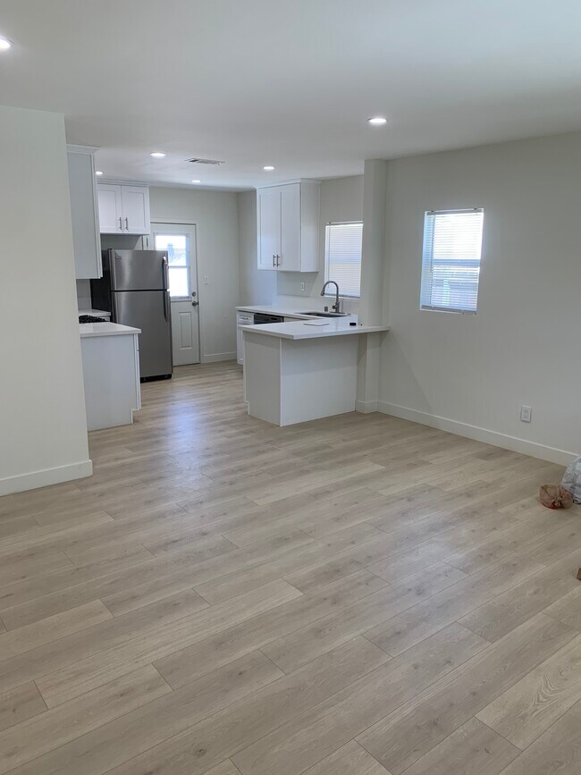 Foto del edificio - 7329 Baird Ave