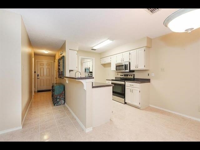 Foto del edificio - 100 W Village Blvd
