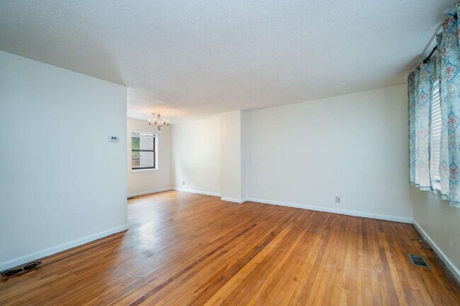 Foto del edificio - Charming 2-Bed Condo with Hardwood Floors in Vibrant Asheville