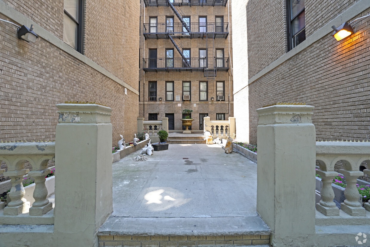 Building Photo - 456 W 148th St