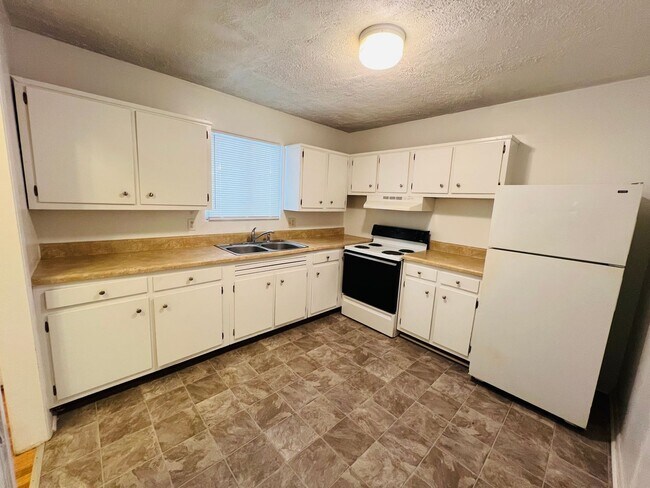 Building Photo - 2 Bedroom, 1 Bath Apartment
