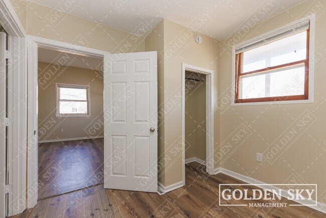 Building Photo - 2915 S Vine St