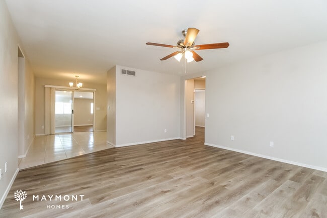 Building Photo - 1902 S Ocotillo Dr