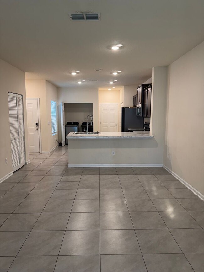 Foto del edificio - Spacious 2-Bedroom Townhome Near River City