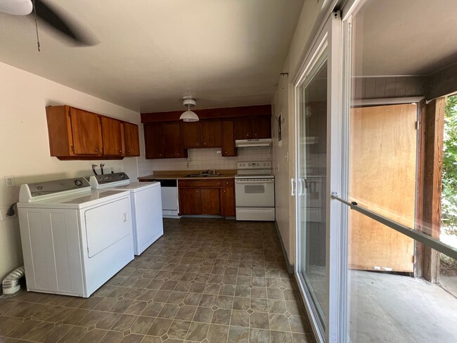Building Photo - 4560 Everett Ct