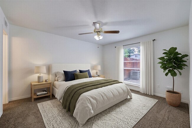 Foto del edificio - 5906 Golden Forest Dr