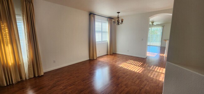 Foto del edificio - 4 Bedroom 2 Bathroom Home in Elk Grove
