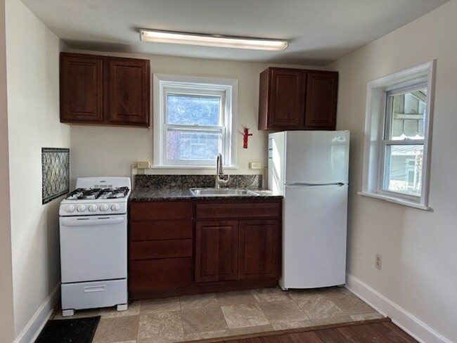 Foto del edificio - 2nd Flr 1BR Rear Apt W/ Garage/Storage Loc...