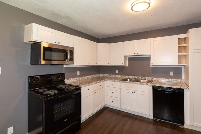 Foto del edificio - This charming 5-bedroom, 2-bathroom home is available for $2,000/month.